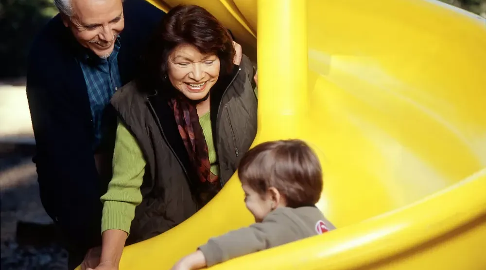 Familie på lekeplass